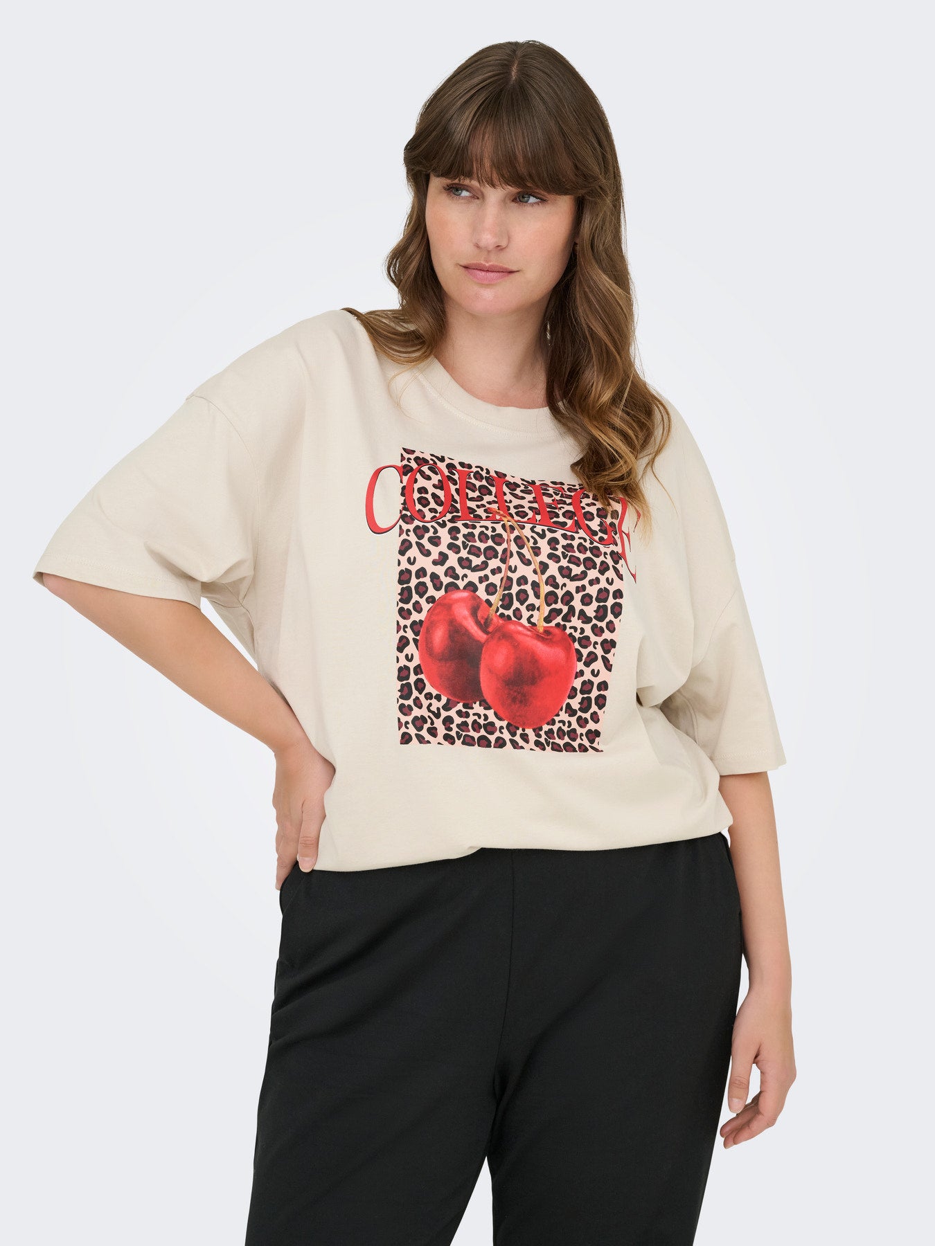 CARKOURTNEY SS O-NECK TEE JRS Pumice Stone Leo Cherry