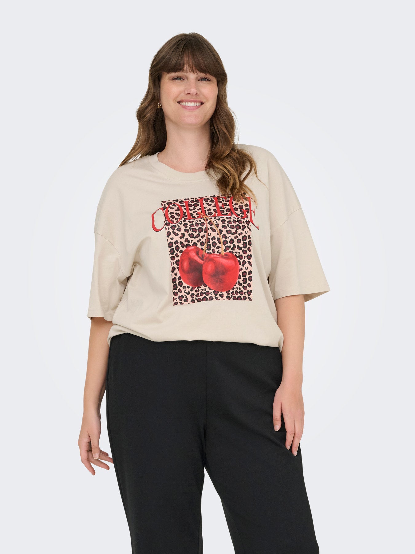 CARKOURTNEY SS O-NECK TEE JRS Pumice Stone Leo Cherry
