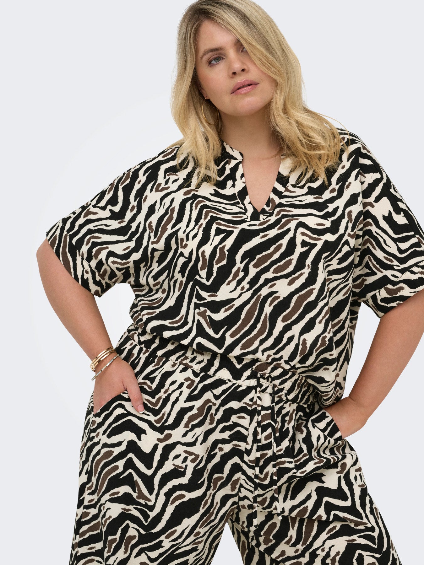 CARELITE S/S V-NECK FOLD-UP TOP AOP