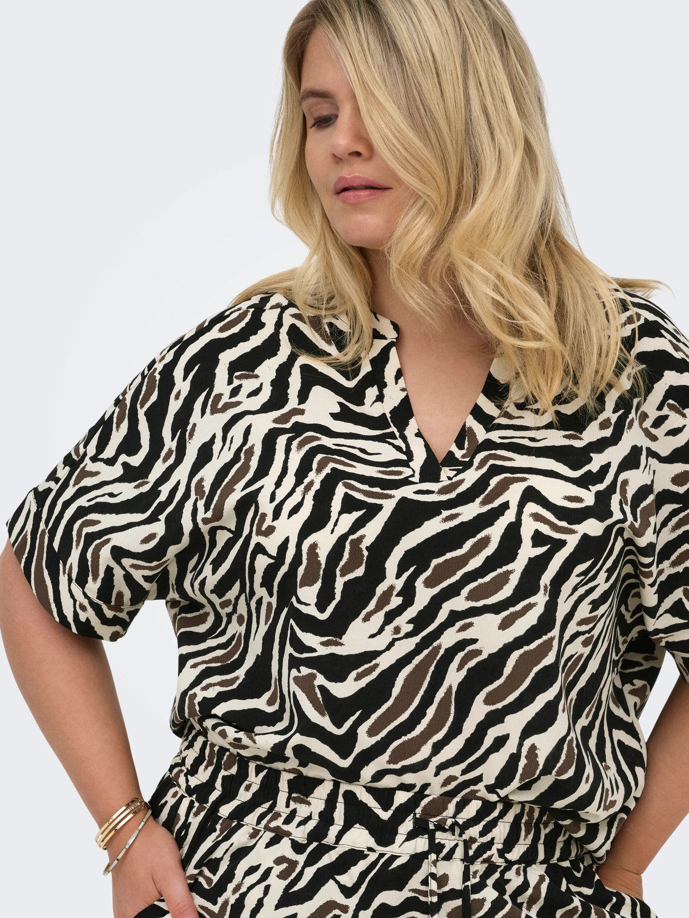CARELITE S/S V-NECK FOLD-UP TOP AOP